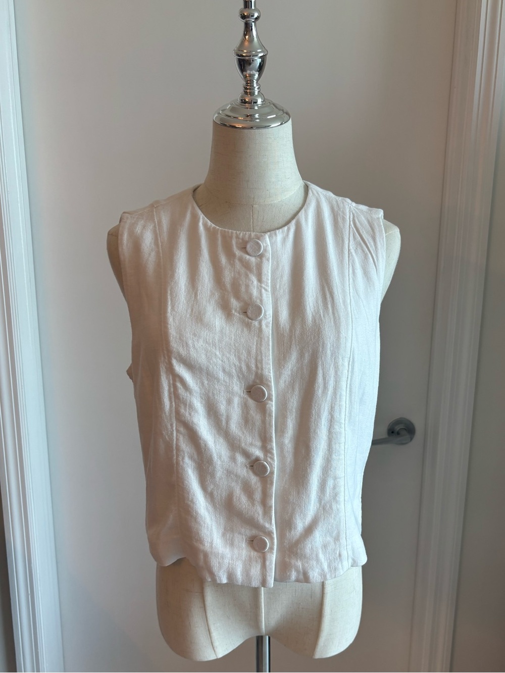 Abercrombie & Fitch White Linen Sleeveless Button-Front Top